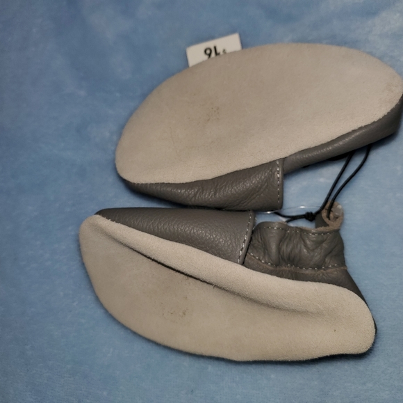 Nwot baby shoes6-12 - Picture 2 of 2